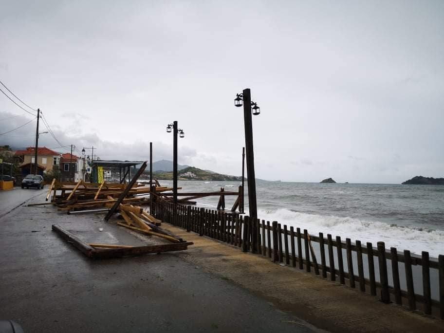 Μεγαλές καταστροφές από τους ισχυρούς ανέμους στο νησί της Λέσβου.