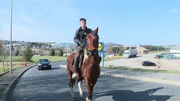 Γάλλος πηγαίνει με άλογο στη δουλειά